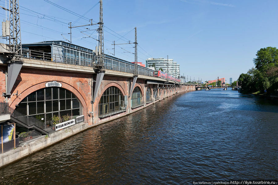 Почти все линии, сейчас объединенной, берлинской подземки построены вдоль основных магистралей города и это позволило возвести большую часть тоннелей открытым способом. Берлин, Германия