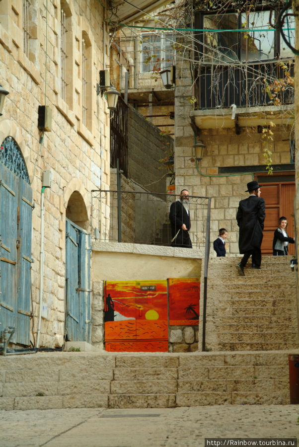 Улочки в городе как-будто двухэтажные Цфат, Израиль