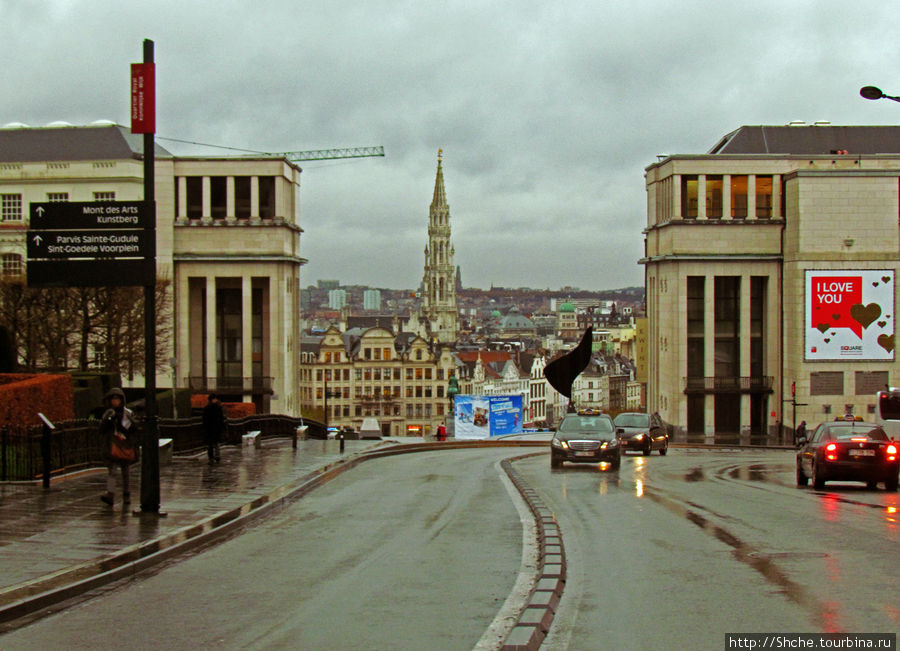 ... но мы предпочли вниз по Rue Ravenstein по направлению к ратуше (по середине видно ее шпиль) Брюссель, Бельгия