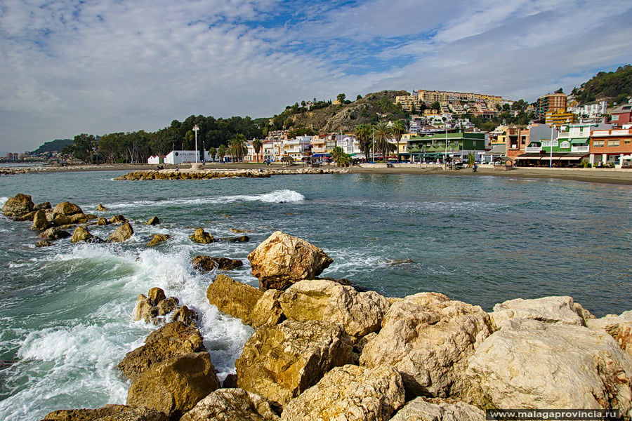 Уникальное место - люди живут в 20 метрах от кромки моря! Малага, Испания