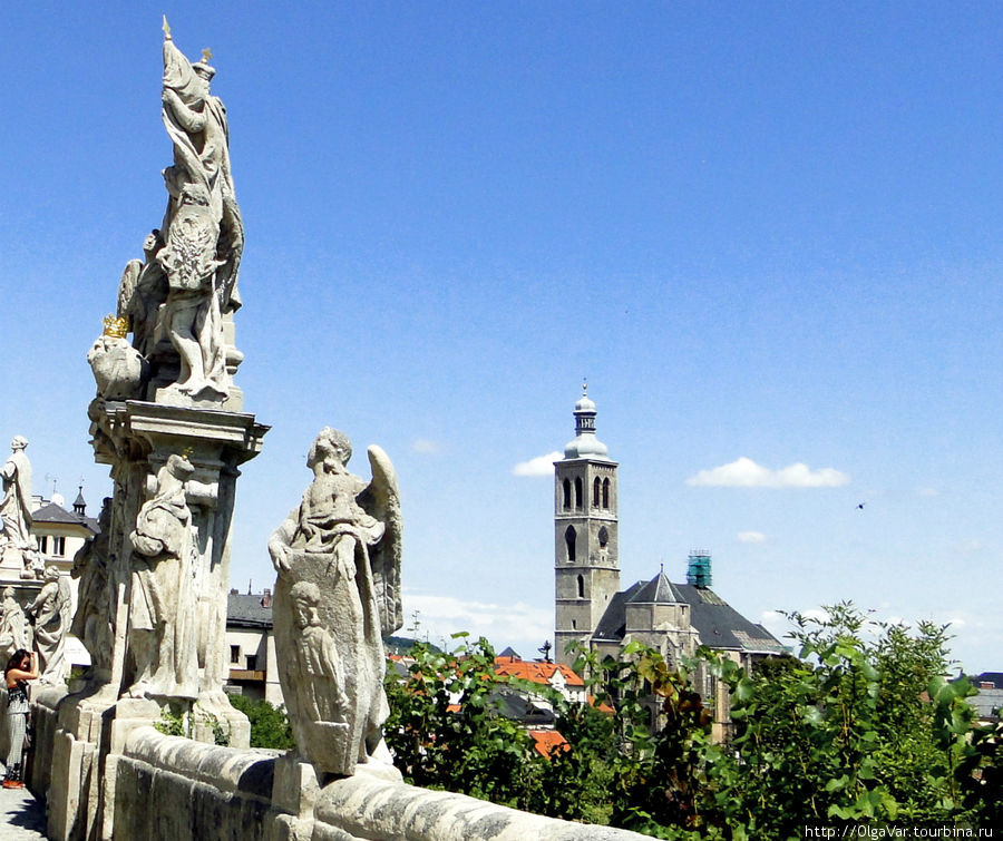 Башню костела видно и от собора Святой Барбары Кутна-Гора, Чехия
