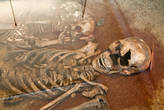 Несколько залов посвящено погребению. Почти возле каждого скелета подробное описание гробницы и обряда, а также предположительная история жизни и причина смерти.