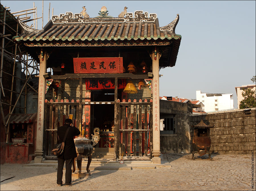 За собором, у древних стен (кстати, единственного сохранившегося  участка стен, возведенных тут в 1569 году), расположен китайский храм На-Тха. Он был построен  в 1888 году Макао