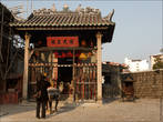 За собором, у древних стен (кстати, единственного сохранившегося  участка стен, возведенных тут в 1569 году), расположен китайский храм На-Тха. Он был построен  в 1888 году