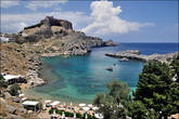 С двух сторон от него прекрасные бухты, а на скале над городом — знаменитый Акрополь Афины Линдии