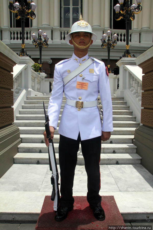 Охранник у входа во дворец Бангкок, Таиланд
