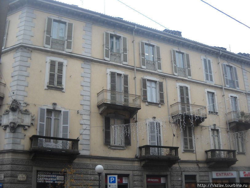 Разнобой с окнами Асти, Италия