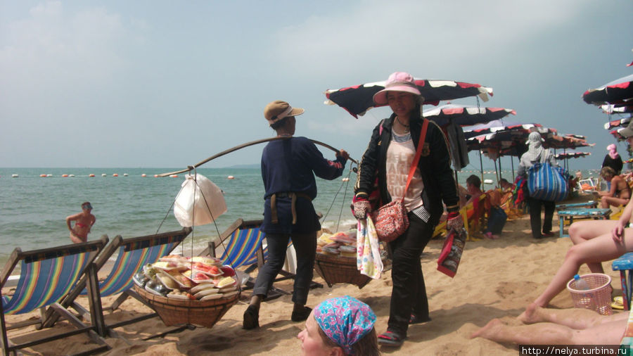 На пляжах Джомтьена продают абсолютно всё Паттайя, Таиланд