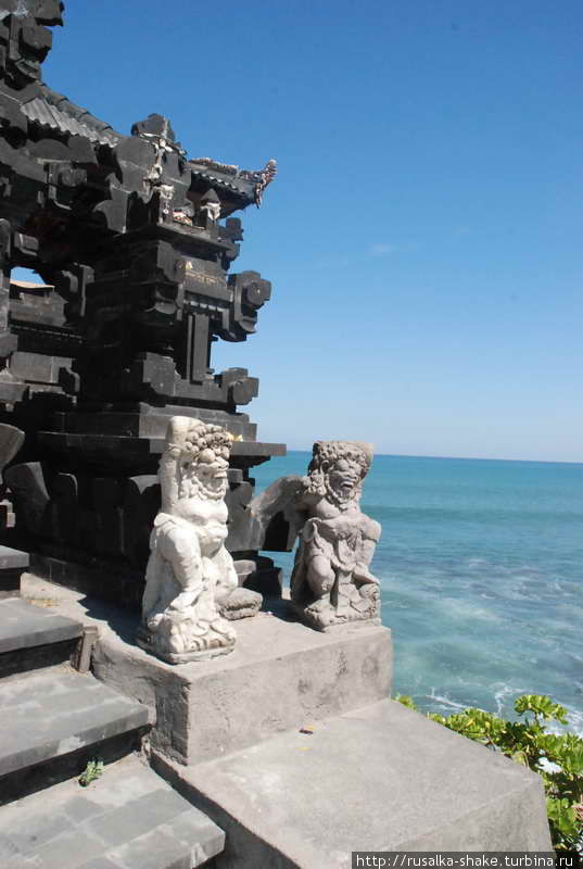 Храм с дыркой в камне Танах-Лот, Индонезия