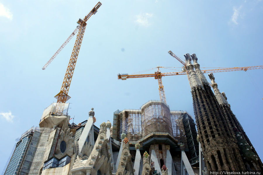 Саграда Фамилия до сих пор в процессе строительства Барселона, Испания