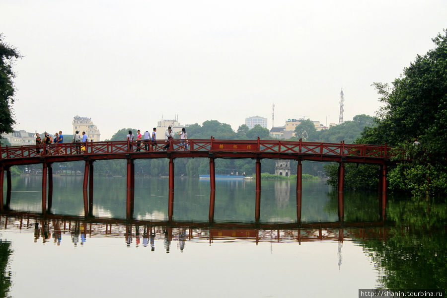 Мост на озере Хонкьем Ханой, Вьетнам