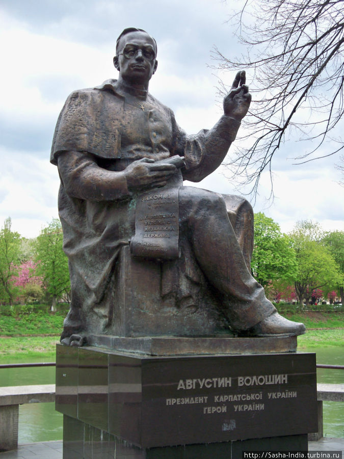 Памятник Августину Волошину (1874-1945) — первому Президенту Карпатской Украины. Ужгород, Украина