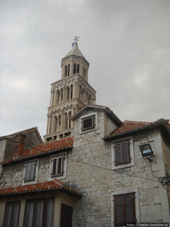 Колокольня собора торчит над всеми другими зданиями