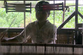 На ткацкой фабрике работают только местные ткачихи