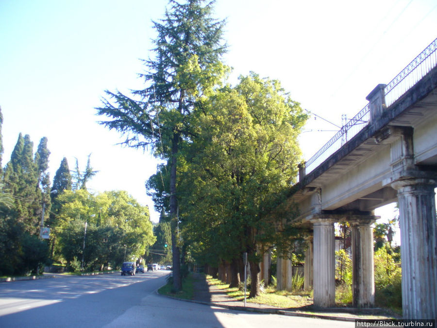Справа от улицы Дзидзария остается железнодорожная эстакада Сухум, Абхазия
