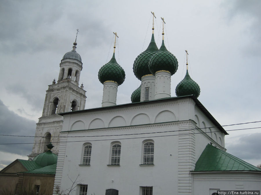 Троицкий собор взмывает в северное небо Пошехонье, Россия