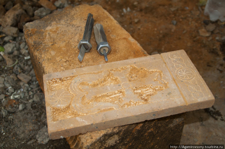 Удалось увидеть, как мастер вырезает из туфа маленькие хачкары — сувениры. Ереван, Армения