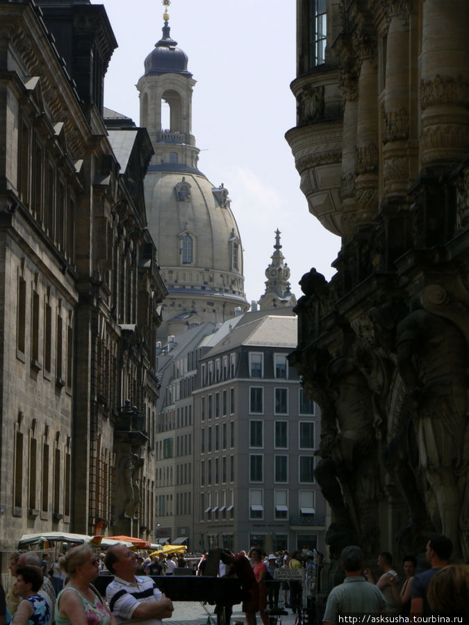В дали виднеется купол Церкви Богородицы Дрезден, Германия
