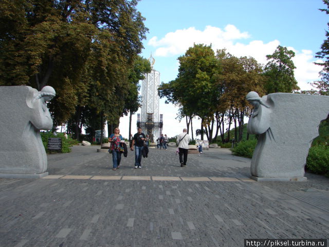 Ангелы скорби на входе мемориального комплекса Киев, Украина