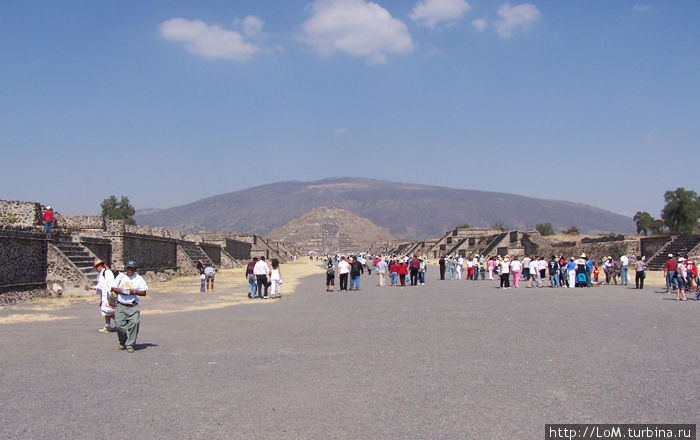 К пирамиде Луны, по дороге Мертвых Теотиуакан пре-испанский город тольтеков, Мексика