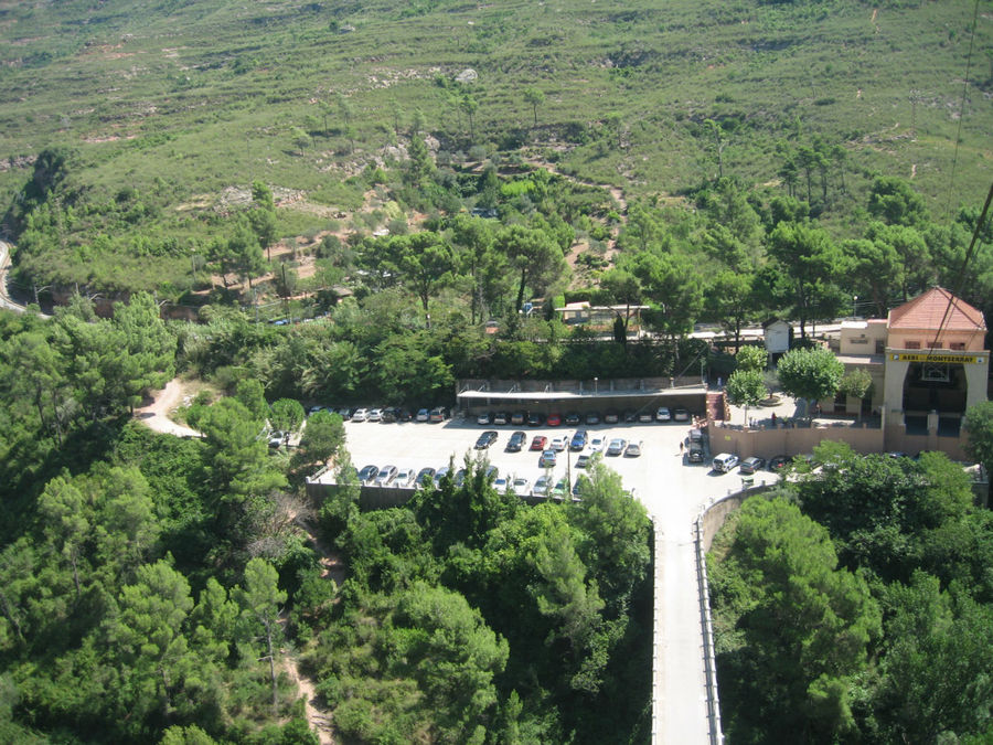 Парковка перед подъемником в монастырь Монсеррат Монастырь Монтсеррат, Испания