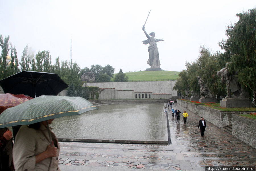 Дождь на Мамаевом кургане Волгоград, Россия