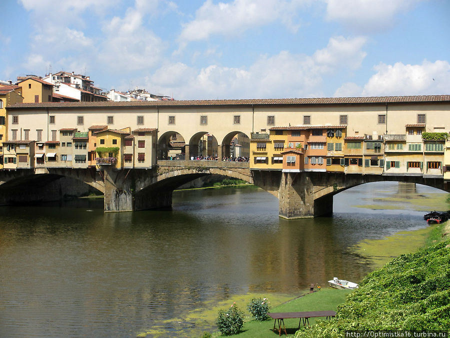 Утром на Понте Веккьо много туристов и золота Флоренция, Италия