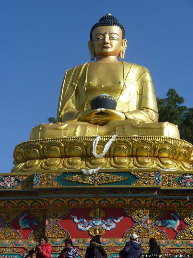 Катманду. Храмовый комплекс Сваямбунатх. Святилищ на территории храмового комплекса. Будда Шакьямуни ( Будда настоящего времени ). Катманду, Непал