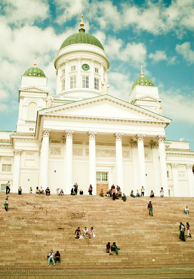 На той же площади высится Кафедральный собор Лютеранской церкви, построенный в 1852 году. Хельсинки, Финляндия