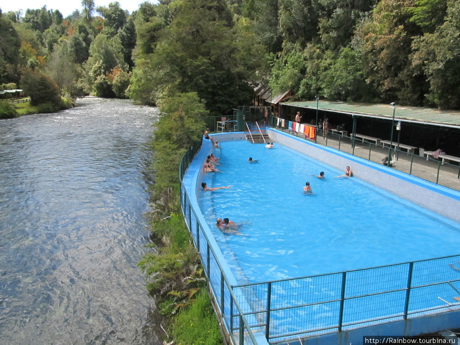 Открытый бассейн расположен прямо среди  гор рядом с речкой Пуеуэ Национальный Парк, Чили