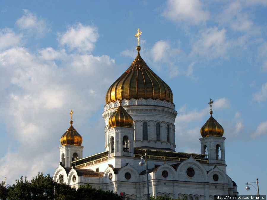 Купола храма Христа Спасителя. Москва, Россия