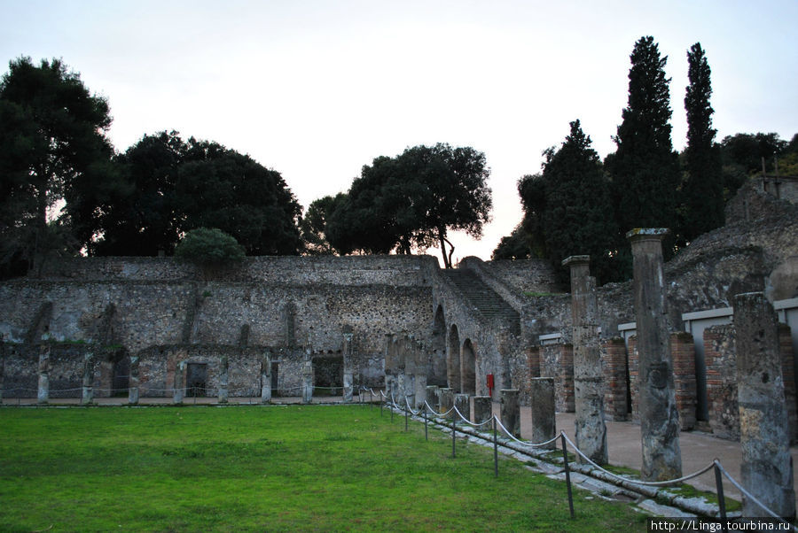 Площадка для тренировок гладиаторов и их казармы-кельи. Находится за сценой большого театра. Помпеи, Италия