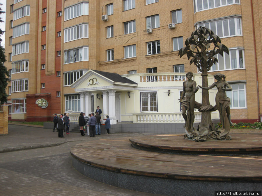 Памятник Сотворение мира и на заднем плане у него городской ЗАГС Раменское, Россия