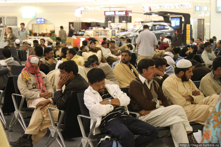 Транзитным пассажирам при задержках остаётся только ждать, зевать и спать... Абу-Даби, ОАЭ