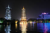 Озеро Шань с пагодами красиво подсвечивается ночью
