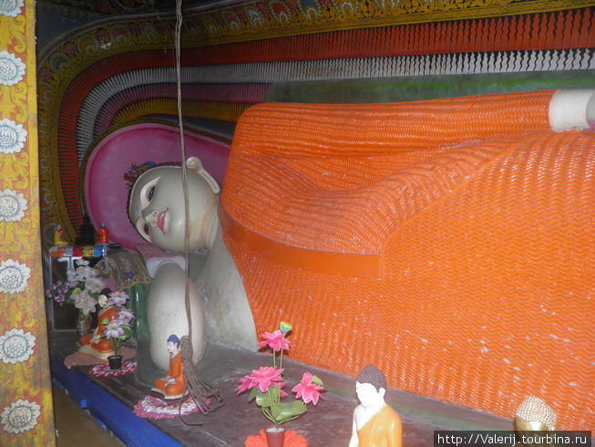 Будда во всех позах, в том числе и лежащий. Бентота, Шри-Ланка