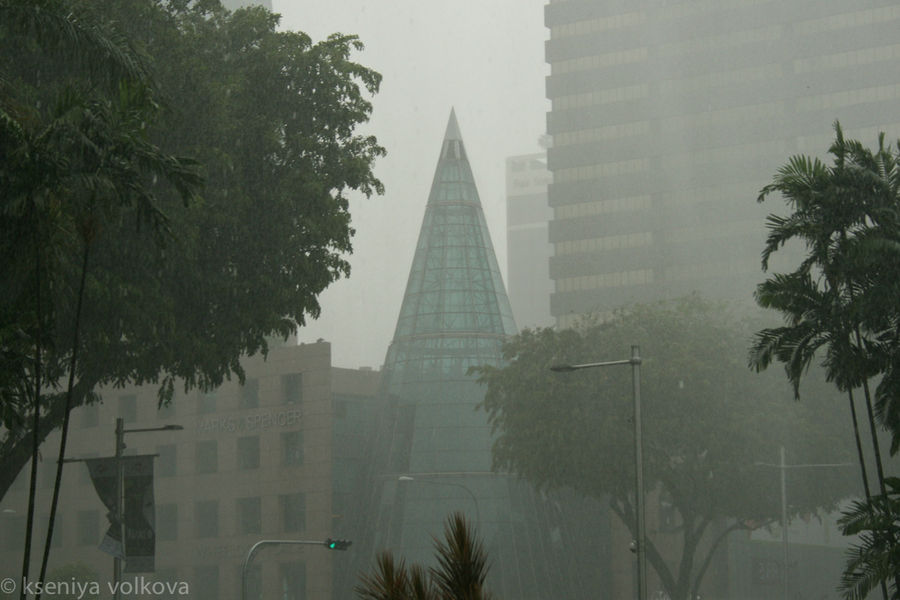 Внезапный проливной дождь на Орчард-роуд Сингапур (город-государство)