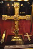 Наконечник Священного копья (слева), фрагмент Креста в окладе (справа), посередине крест и одновременно футляр для хранения этих реликвий.