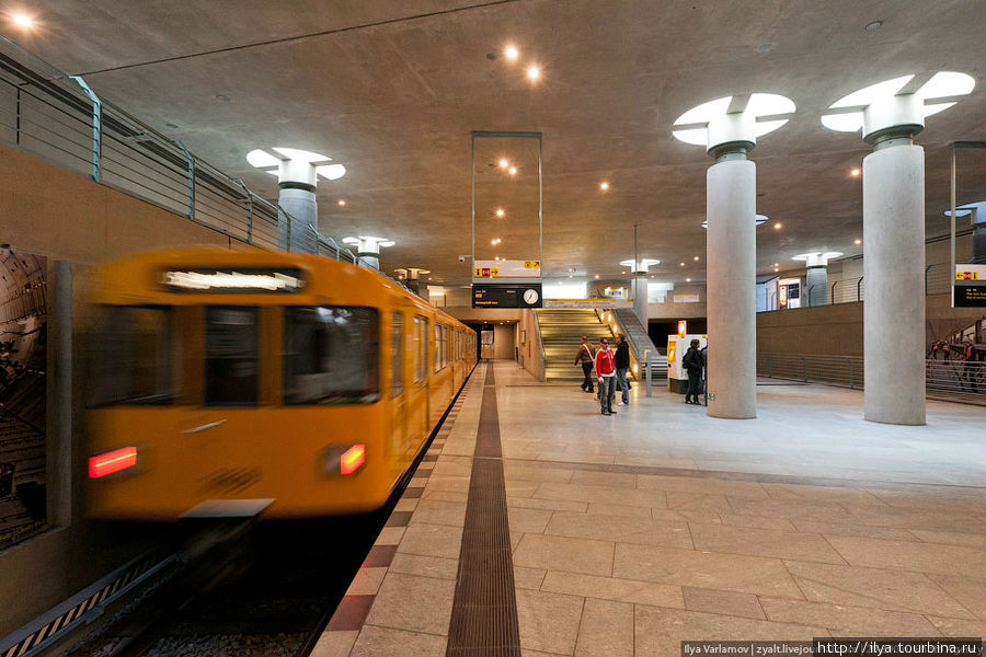 Над колоннами станции Бундестаг сделали фонари естественного освещения. Днем станция освещается через них солнечным светом, а ночью встроенными в них светильниками. Берлин, Германия