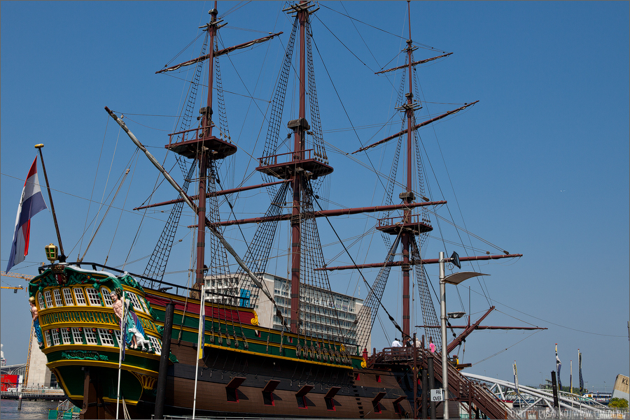 Копия в натуральную величину парусника XVII века Амстердам. Я точно не помню, но кажется он был построен на деньги простого населения, только никак не могу вспомнить для чего. Там рядом с музеем вообще стоит куча разных кораблей. Амстердам, Нидерланды