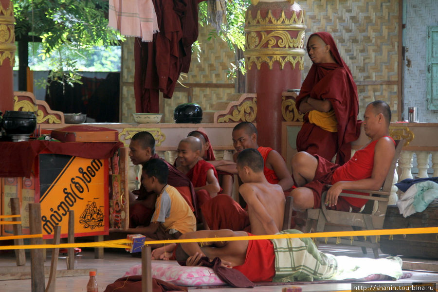Монахи на отдыхе смотрят телевизор Амарапура, Мьянма