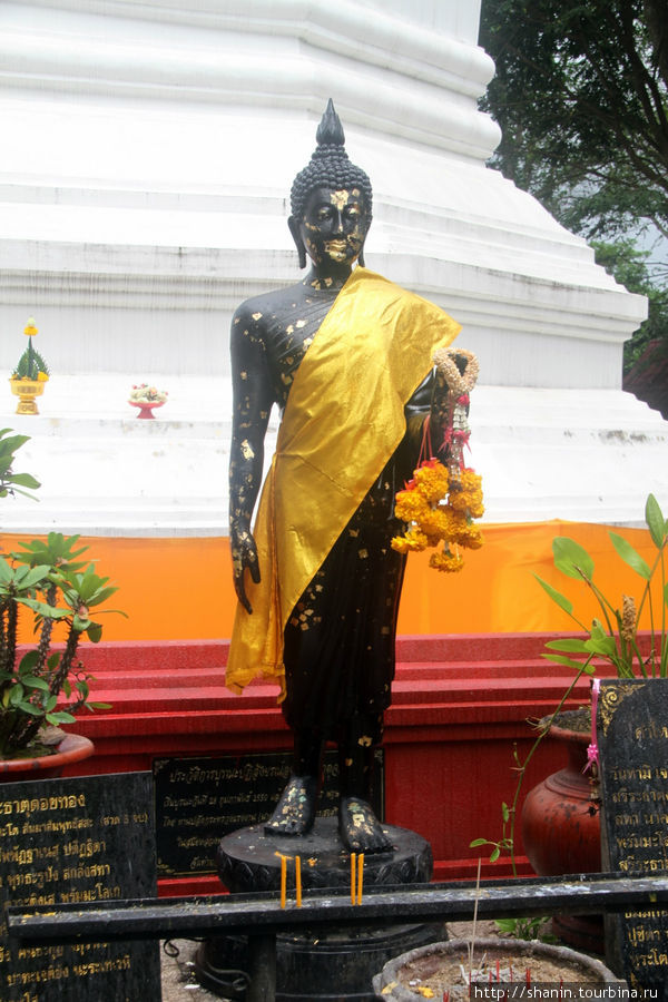 Монастырь с золотой ступой Чианграй, Таиланд
