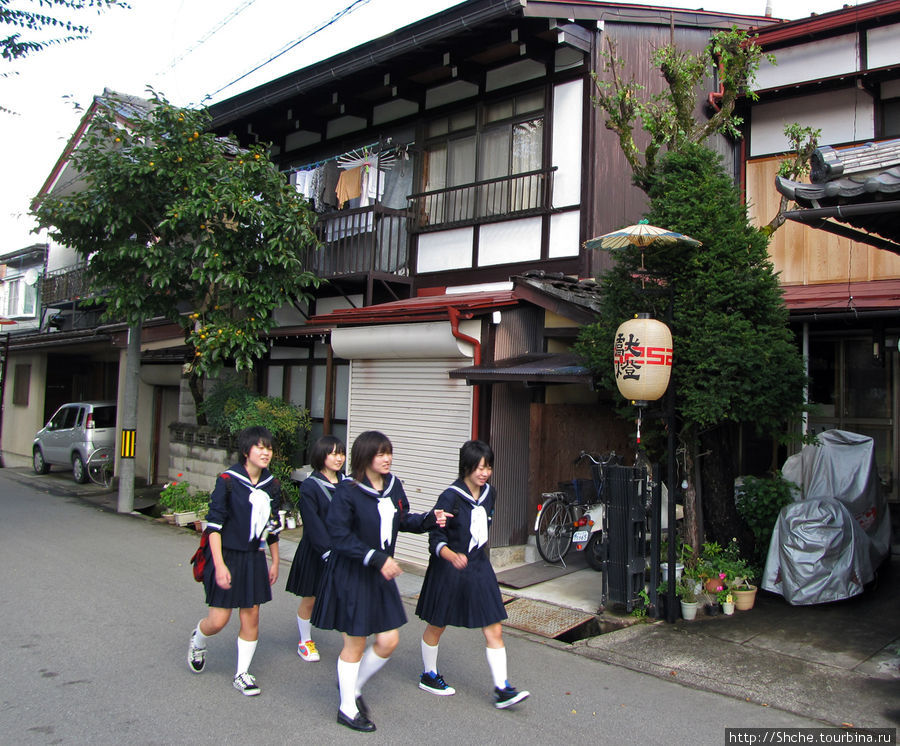 Воскресение, а это явно школьницы Такаяма, Япония