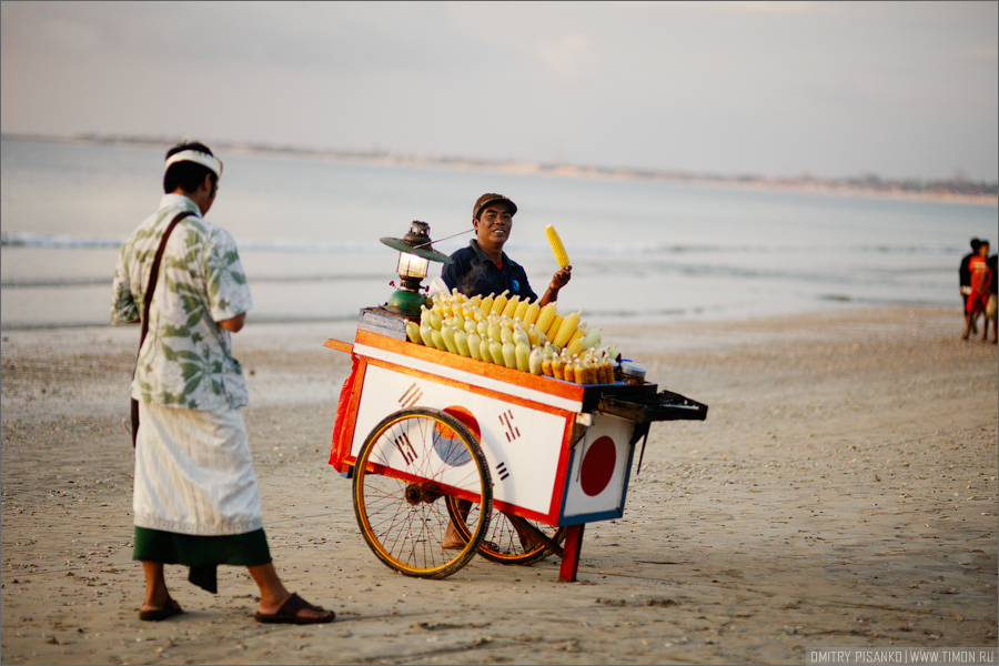 Ну и небольшая экскурсия по пляжу Джимбаран, который славится своими ресторанами с морепродуктами. Кстати очень советую просить скидку перед тем как зайти в понравившийся ресторан, ведь наслаждаться креветками на 20 процентов дешевле чем сосед, все таки гораздо приятнее :) Бали, Индонезия
