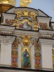 Фрагмент оформления горельефа над центральными вратами. Цветная и позолоченная лепнина, фрески Бога-Отца и Исуса Христа