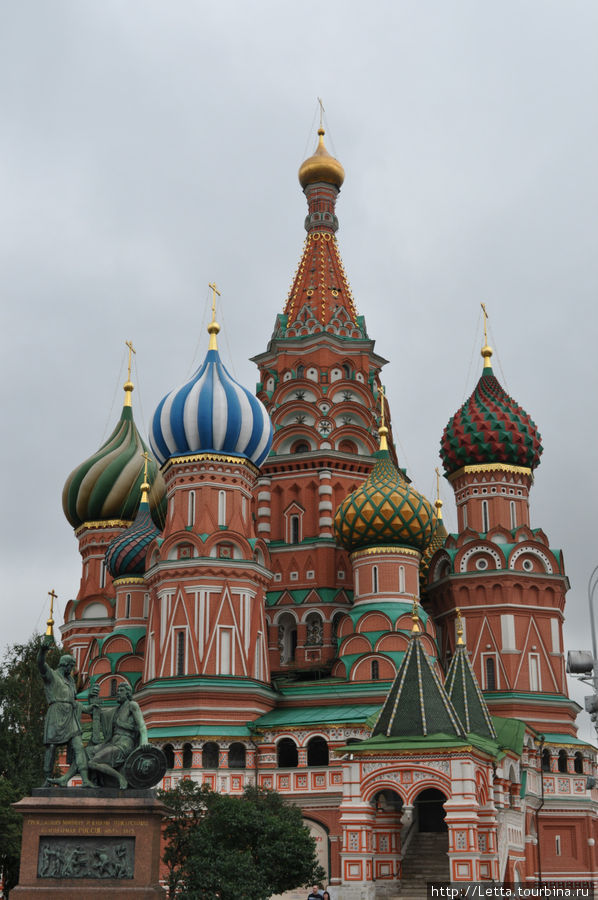 Гибридные, электро и ретро автомобили на Красной площади Москва, Россия
