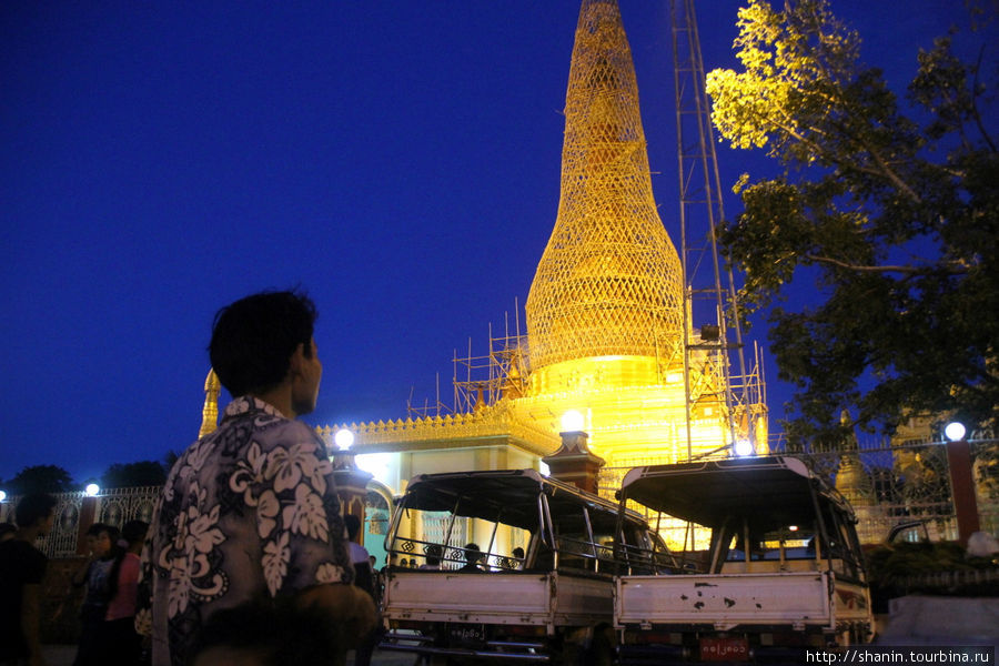 Ночью в пагоде Монива, Мьянма