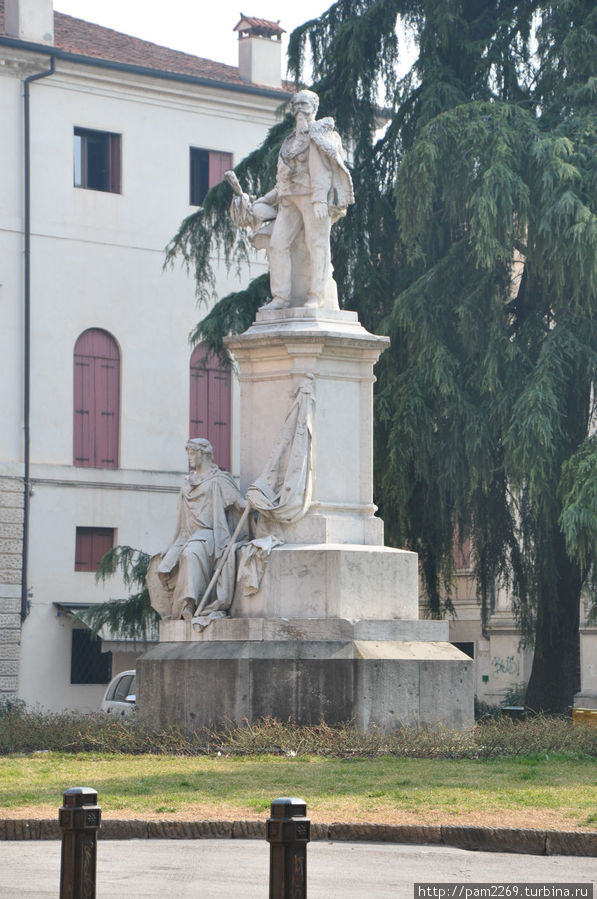 Рядом с Дуомо памятник Виченца, Италия