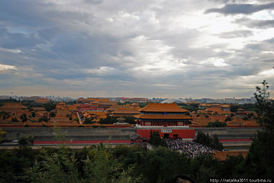 Купол вдали — это здание Пекинской оперы, особенно красиво смотрится вечером. Пекин, Китай