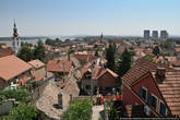 Это Земун, пригород Белграда, он почти весь частный. Район стоит на холме и возвышается над Дунаем.